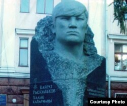 Памятник в Семее активисту декабрьских событий 1986 года в Алматы Кайрату Рыскулбекову.