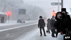 Местные жители стоят на автобусной остановке. Павлодар, 19 декабря 2012 года.