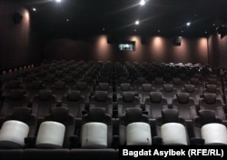 Пустой зал кинотеатра Chaplin Cinemas в Алматы во время локдауна.