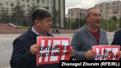 Берік Ноғаев (оң жақта) Қытай зауыттарына қарсы митингіге шығып тұр. Ақтөбе, 2019 жылдың қыркүйегі.