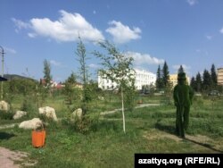 Фигура в городском парке Щучинска. Акмолинская область, 25 августа 2021 года