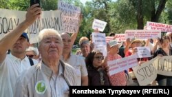 Участники митинга в Алматы. 30 июня 2019 года.