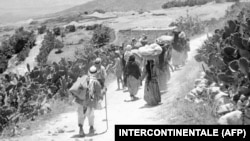 1948-ci ildə İsrail dövlətinin elan edilməsinə qarşı müharibədə məğlubiyyətdən sonra fələstinli qaçqınlar kəndlərinə qayıdırlar.