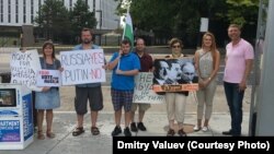 Мария Бутина (вторая справа) фотографируется с протестующими в Вашингтоне. Округ Колумбия, сентябрь 2016 года.