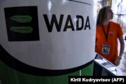 Логотип Всемирного антидопингового агентства, или WADA, на легкоатлетических соревнованиях «Русская зима» в Москве, 9 февраля 2020 года