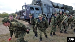 На учениях подразделения противоздушной обороны. На заднем плане - ракетная установка С-300.