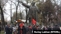 Сторонники Коммунистической партии у памятника Владимиру Ленину в Алматы. 7 ноября 2014 года.