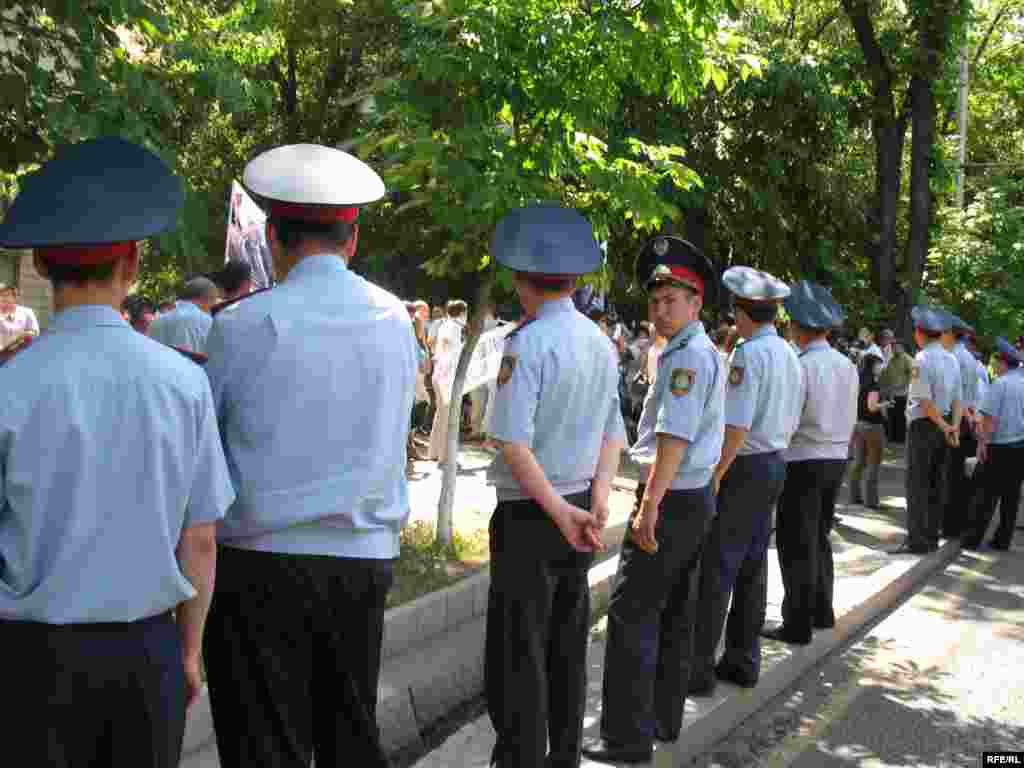 Наразылық акциясына шыққандарды полиция жолға жібермей бөгеп тұрды - Сөз бостандығын қорғау акциясына шыққандар полиция қызметкерлерінің жіті қадағалауында болды. Алматы, 24 маусым, 2009 жыл.