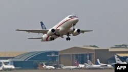 Ресейлік Sukhoi Superjet-100 ұшағының Джакарта әуежайынан ұшып шыққан сәті. Индонезия, 9 мамыр 2012 жыл.