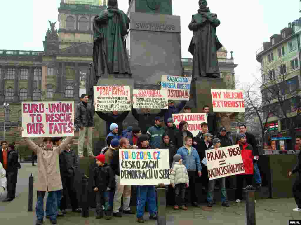 Казахские беженцы предъявили властям Чехии политические требования - Через два дня после пражского митинга один из казахских беженцев получил отказ в предоставлении статуса политического беженца в миграционной полиции. Казахские беженцы говорят, что если правительство Чехии, которое является очередным председателем Европейского союза, не обратит внимание на ситуацию вокруг них, то они планируют организовать демонстрацию протеста в еще более широком масштабе. 