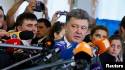 Кандидат в президенты Украины Петр Порошенко дает интервью журналистам после голосования на избирательном участке. Киев, 25 мая 2014 года.