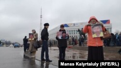 Люди у монумента Независимости во время траурного митинга в память об активисте, о смерти которого в СИЗО сообщила полиция 25 февраля менее чем через 12 часов после его задержания дома в селе Талапкер вблизи столицы. Алматы, 27 февраля 2020 года.