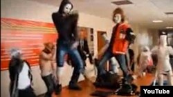 Кадр из ролика карагандинских студентов, исполняющих Harlem shake. 