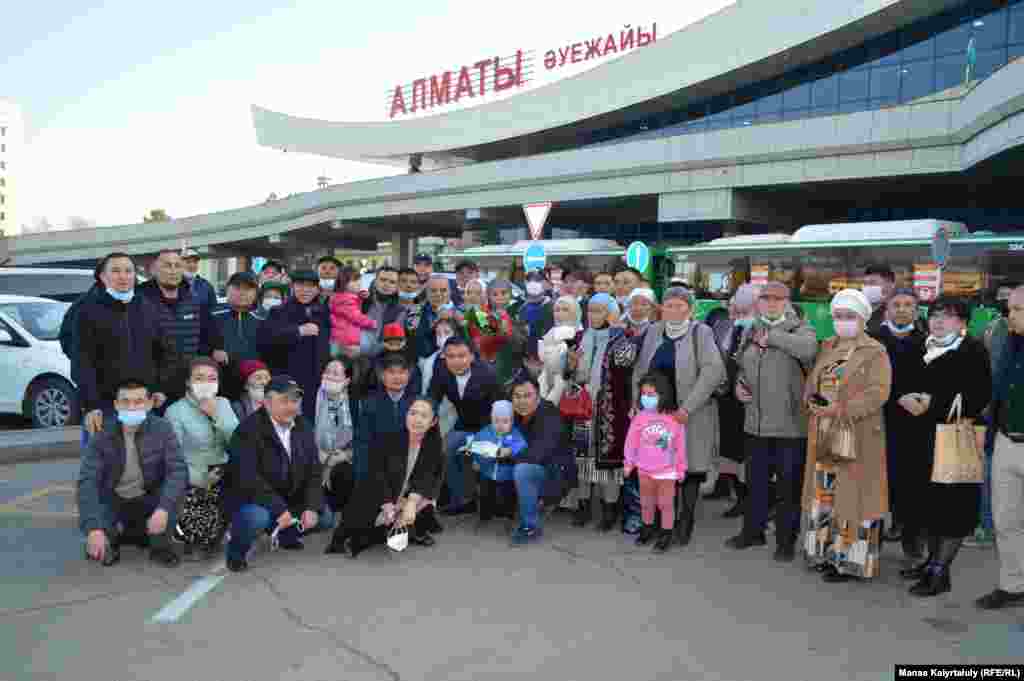 Общая фотография приехавших в аэропорт Алматы встретить Рахыжана Зейноллу.