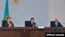 Руководитель администрации президента Казахстана Адильбек Джаксыбеков (в центре) представляет нового акима Северо-Казахстанской области Кумара Аксакалова (слева). Справа – бывший аким области Ерик Султанов. Петропавловск, 14 марта 2017 года.