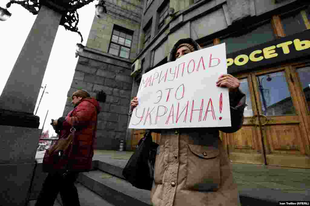 Жалғыз адамдық наразылық пикетіне шыққан әйел &quot;Мариуполь - ол Украина&quot; деген жазу ұстап тұр. Мәскеу, 19 сәуір 2015 жыл.