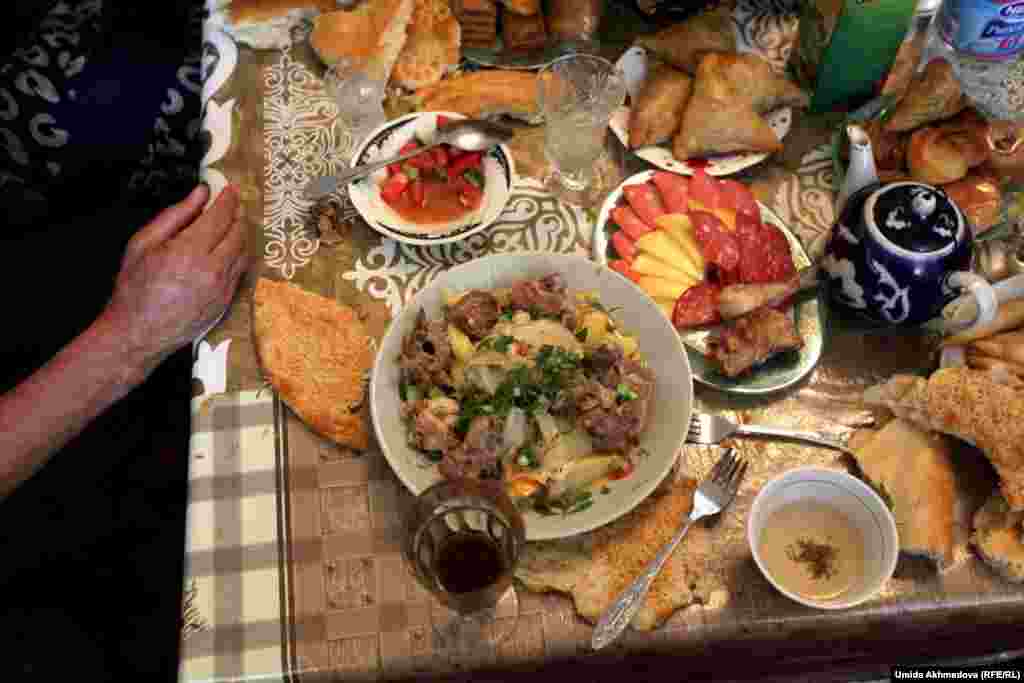 Зарафшанские казахи, наряду с &nbsp;мясом, по местным традициям гостям предлагают плов.