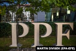 Лого PPF Group у офиса компании в Праге. Октябрь 2020 года.