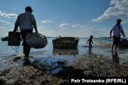 Подготовка к рыбалке на берегу Аральского моря. Кызылординская область, 3 июля 2024 года