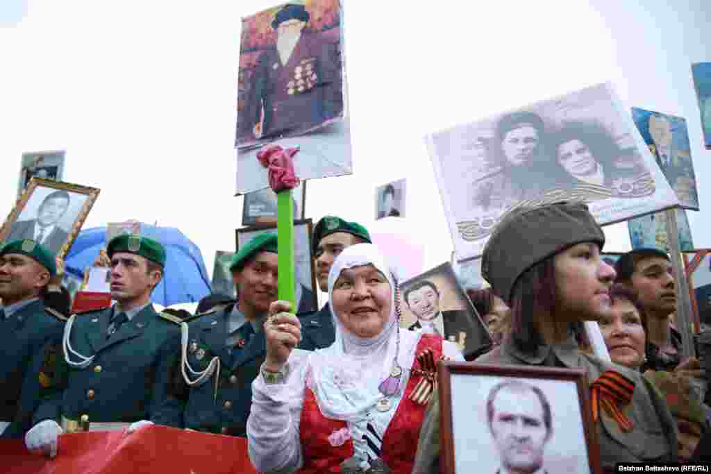 Участники марша &laquo;Бессмертный полк&raquo; несут портреты героев войны.&nbsp;