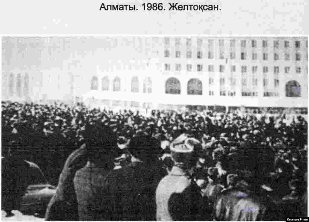 Момент Декабрьских событий в Алматы в 1986 году, которые вспыхнули после того, как на смену многолетнему лидеру Советского Казахстана Динмухамеду Кунаеву был прислан эмиссар Москвы Геннадий Колбин, бывший первым секретарем Ульяновского обкома КПСС.&nbsp;