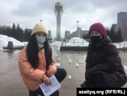 Акция «Qustar keldi!» в поддержку озер Малый Талдыколь. Художница Айсулу Шайкенова (слева) и представительница сообщества Artcom Platform Майя Сагым. Нур-Султан, 28 марта 2021 года.