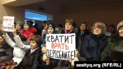 Жители Березовки на встрече с заместителем министра энергетики Узакбаем Карабалиным требуют переселить их в другую местность. Западно-Казахстанская область, 20 января 2015 года.