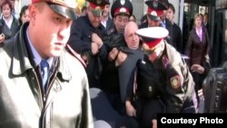 Один из предыдущих арестов Владимира Козлова. Алматы, 14 октября 2009 года. 