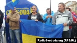 Митингующие с украинским флагом. Харьков, 30 августа 2012 года.