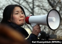 Оппозиционный журналист Инга Иманбай выступает на акции протеста. Алматы, 25 февраля 2012 года.