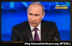 Владимир Путин выступает на пресс-конференции в Симферополе 18 декабря 2014 года.