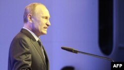 Президент России Владимир Путин выступает на церемонии презентации проекта "Южный поток". Анапа, 7 декабря 2012 года.