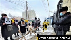 Участники акции протеста перед консульством Китая в Алматы, требующие освобождения их родственников в Синьцзяне. 10 февраля 2021 года.