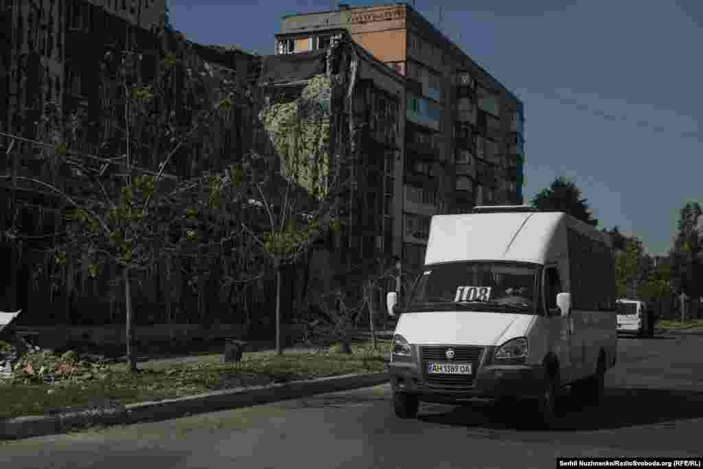 Маршрутные такси курсируют несколько часов в день. В городе разрушены три главных моста