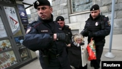 Полицейские задерживают участников митинга в Москве. 19 апреля 2015 года.