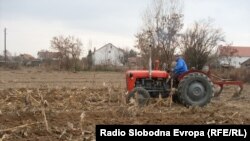 Фермер вспахивает землю с помощью трактора. Иллюстративное фото.