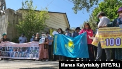 Халида Акытхан (в центре) участвует в митинге у китайского консульства в Синьцзяне. Протестующие требуют возвращения родственников. Алматы, 18 мая 2021 года