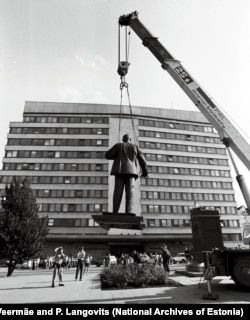 Памятник Ленину снимают с постамента в Таллинне. 1991 год.