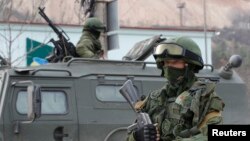 Вооруженные люди в военной форме в крымском городе Балаклава. 1 марта 2014 года.