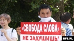 Участник акции протеста в защиту свободы слова. Алматы, 24 июня 2009 года.