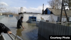 Қарағанды облысы Бұқар жырау ауданы Садовое ауылындағы су басқан үйлерді тексеріп жүрген құтқарушылар. 16 сәуір 2015 жыл. (Көрнекі сурет)