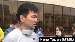 Предприниматель Аслан Жакыпов во время собрания у здания городского акимата. Нур-Султан, 3 июня 2020 года.