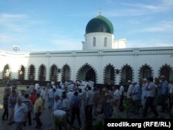 Верующие в одной из мечетей в Ташкенте. 9 июля 2012 года. Иллюстративное фото.