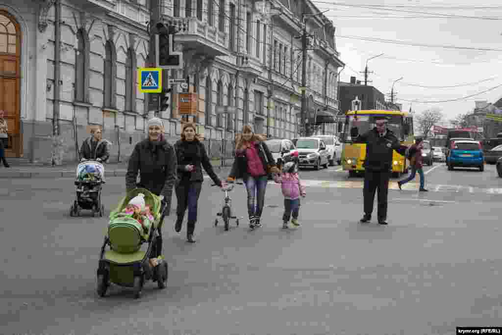 Пешеходы радуются тому, что не нужно ждать зеленого света.