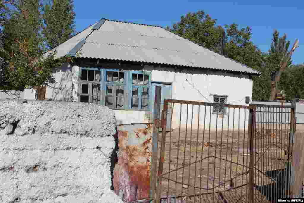 Заброшенный дом в селе. Его хозяева переехали в город.&nbsp;