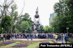 Митингующие на площади в центре Алматы. 9 июня 2019 года.