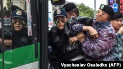 Задержания в Нур-Султане спустя день после голосования на досрочных выборах президента Казахстана. 10 июня 2019 года.