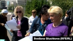 Родственники заключенных показывают жалобы в партию "Нур Отан". Астана, 31 мая 2011 года.