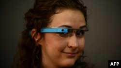 Девушка в очках Google Glass. Лос-Анджелес, 27 августа 2013 года.