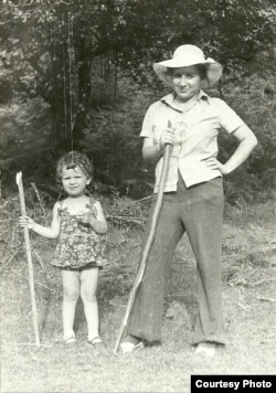 Leyla Yunus qızının körpəliyi vaxtı.